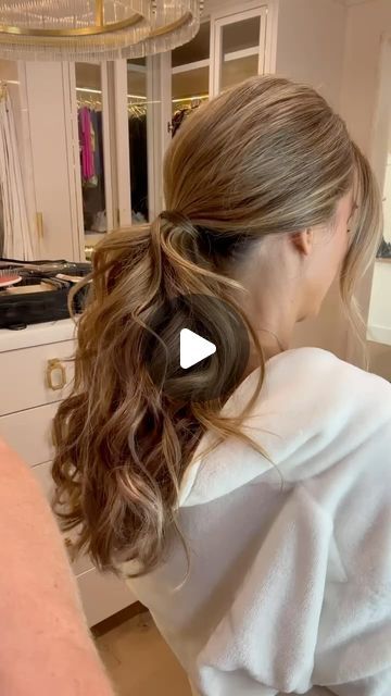 Bradley Leake ✂️ LA Hairstylist on Instagram: "Chrishell’s low flirty ponytail hair tutorial 👇🏼  This hairstyle is all about length and volume, while keeping it out of your face ✨  1️⃣I curled the hair with my @t3micro curling iron, using a drag and twist technique 2️⃣ I used @colorwowhair texture spray to add memory and volume 3️⃣ Added @hiddencrownhair for added length and volume  ❗️PRO TIP: I always like to curl the hair first because that’s going to keep the most volume in the ponytail   And she’s ready to film 🎥  Makeup 💄 @kissedbynicholas  Hair 🎀 #hairbybradleyleake  #lowponytail #chrishellstause #hairstyleideas #hairinspo #clipinextensions #colorwowhair #hiddencrownhair" Low Pony With Volume, Low Volume Ponytail, How To Make Low Ponytail, Curled Ponytail Updo, Textured Ponytail Tutorial, How To Curl Ponytail, Flirty Ponytail, Curled Ponytail Hairstyles, Volume Ponytail