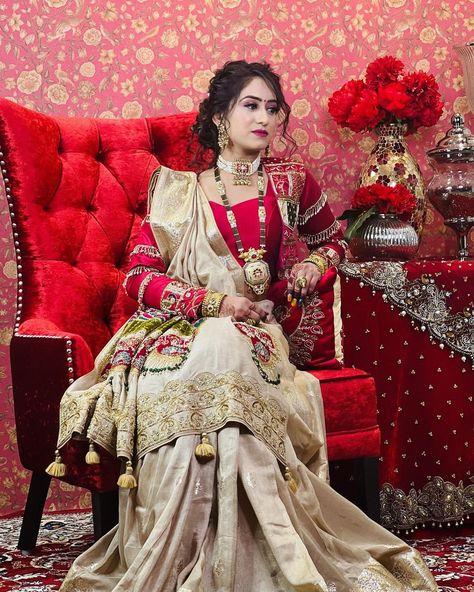 Indian Designer Sarees Wedding, Beautiful Blouse Designs, Best Indian Wedding Dresses, Long Blouse Designs, Bridal Lehenga Designs, Indian Bridal Photos, New Saree Blouse Designs, Lehenga Designs Simple, Traditional Blouse Designs