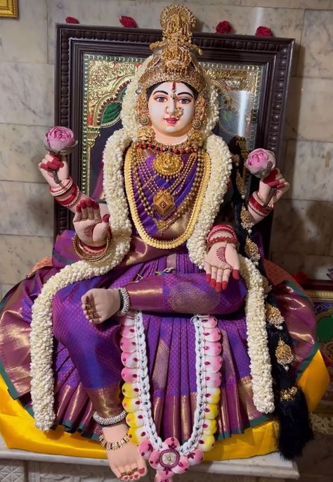 Varalakshmi Decoration, Gauri Decoration, Hindu Statues Goddesses, Varalakshmi Pooja, Coconut Decoration, Hairstyles For Gowns, Home Flower Decor, Pooja Decoration, Diy Floral Decor