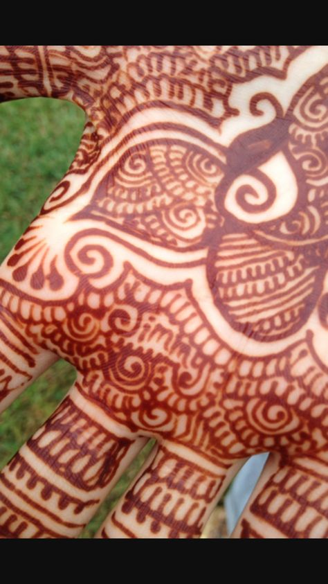 Hidden name Name In Mehndi, Wedding Henna Designs, Tattoo Design For Hand, Unique Henna, Henna Tutorial, Karva Chauth, Hidden Tattoos, Legs Mehndi Design, Simple Henna Tattoo