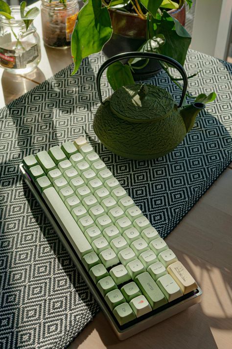 Is my keeb too matcha for this sub now? ;) Matcha Desk Setup, Matcha Keyboard, Matcha Keycaps, Green Keyboard, Diy Mechanical Keyboard, Gamer Room Decor, Video Game Room Design, Desktop Setup, Study Room Decor