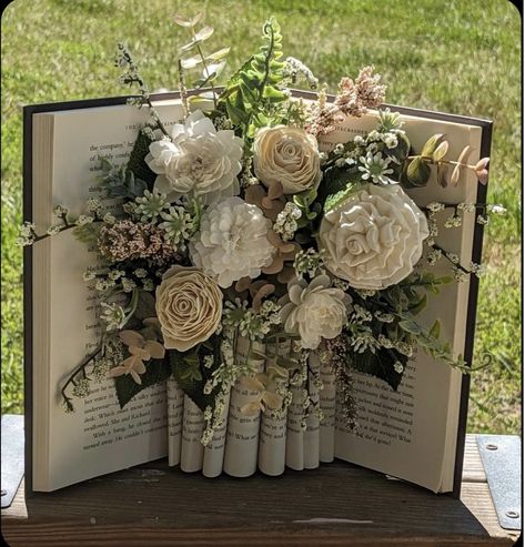 Book Flower Centerpiece, Book Vase Diy, Book Centerpiece Ideas, Vintage Book Centerpiece, Book Wedding Centerpieces, Book With Flowers, Vintage Floral Decor, Book Centerpieces, Old Book Crafts