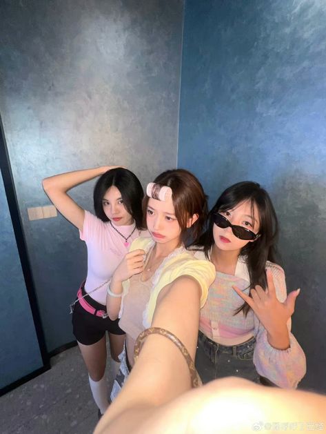 Best Friend Ulzzang, Douyin Poses, Aesthetic Best Friends, Friends Trio, Makeup Douyin, Friend Group Pictures, Korean Friends, Friendship Photos, Sister Poses