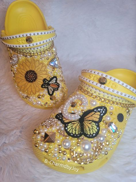 Yellow Bedazzled Crocs, Bedazzled Crocs Shoes, Badazzel Ideas, Custom Shoes Ideas, Embellished Crocs, Patches On Shoes, Custom Diy Ideas, Customized Crocs Shoes, Cute Crocs Shoes