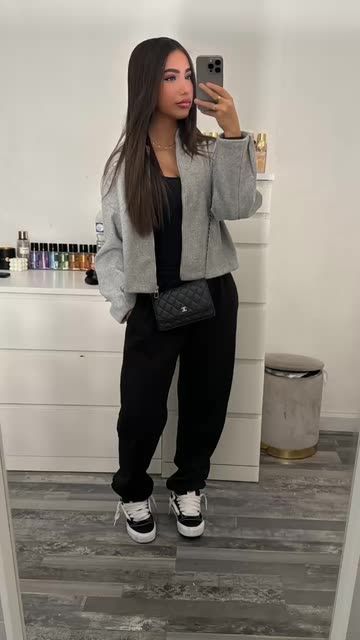 Regardez ce Snap de Jannat Fi Dar 🏠 sur Snapchat ! Zara Inspired Outfits, Jogging Outfit Women, Outfit Zara Drip, Mode Tennis, Outfit Campus, Zara Drip, Outfit Zara, Mode Zara, Oufits Casual