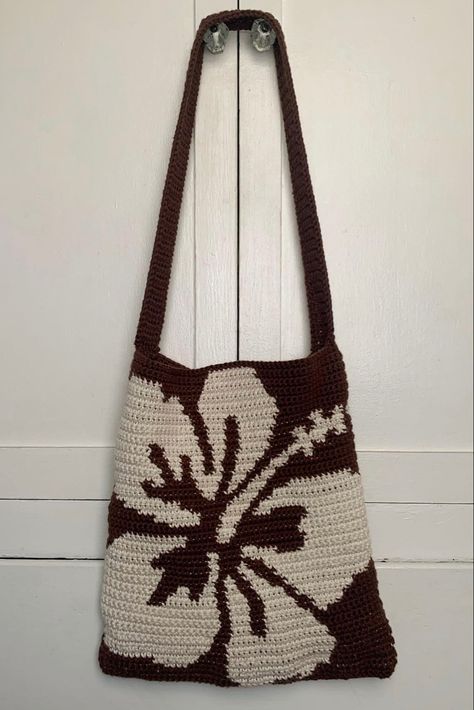 Bag by @j.s.crochets on instagram 🌸 Pattern by @kiwicreatesshop 🌺 Hibiscus Crochet Bag Pattern, Hibiscus Flower Crochet Bag Pattern, Crochet Hibiscus Flower Bag, Hibiscus Flower Crochet Pattern, Hawaiian Crochet Patterns, Tapestry Bag Pattern Free, Tote Bag Pattern Free Crochet, Crochet Flower Bag Pattern Free, Crochet Flower Tote Bag