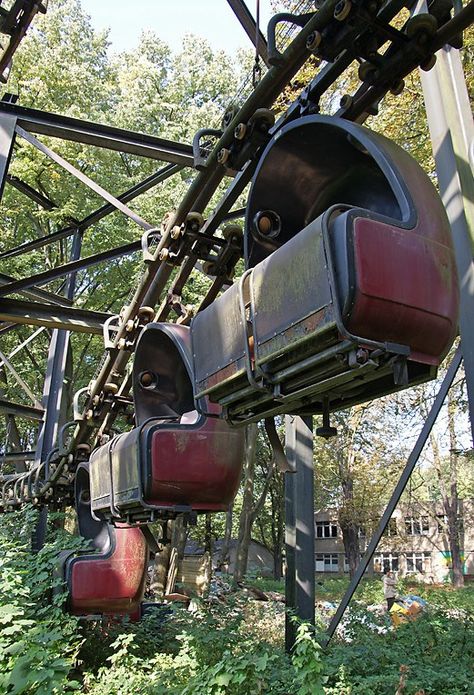 Abandoned Roller Coaster, Abandoned Theme Parks, Abandoned Amusement Park, Urban Exploring, Abandoned Amusement Parks, Amusement Park Rides, Abandoned Things, Forgotten Places, Family Theme