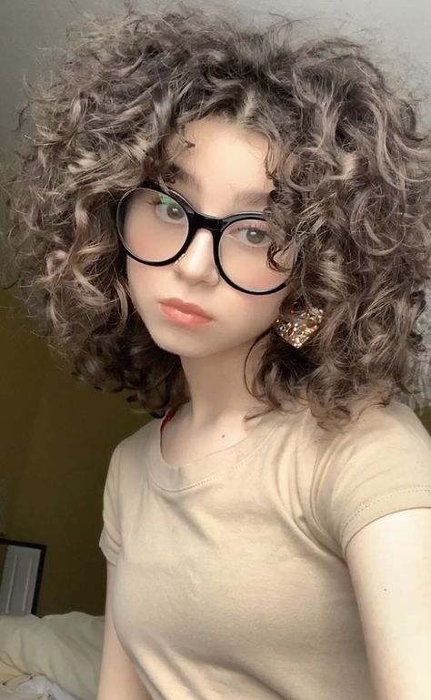 Short Curly Hair With Glasses, 3a Hair, Dark Curly Hair, Androgynous Hair, Medium Length Curly Hair, Medium Curls, Hairstyles With Glasses, Cute Curly Hairstyles, Curly Hair Inspiration