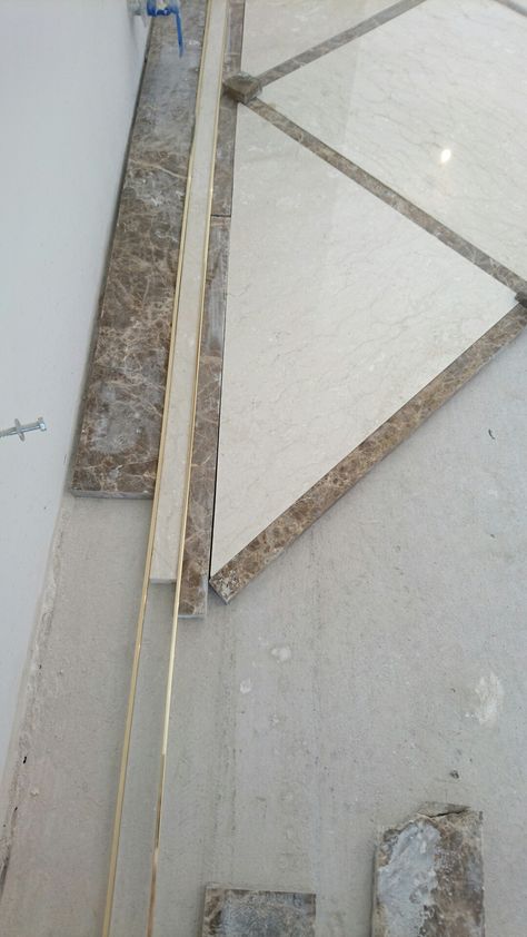 Marble froor, marble installation, brass profile. Marble Installation, Inlay Flooring, Marble Flooring Design, Foyer Flooring, Entryway Flooring, White Marble Floor, Floor Tile Design, Marble Flooring, 아파트 인테리어