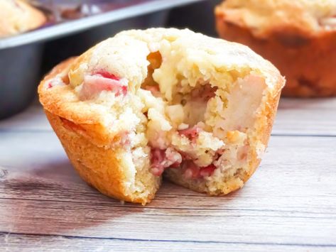 Muffins With Pie Filling, Strawberry Cream Cheese Muffins Recipe, Rice Noodles With Chicken, Strawberry Cream Cheese Muffins, Muffins With Cream Cheese Filling, Strawberry Cheesecake Muffins, Goats And Chickens, Muffins With Cream Cheese, Strawberry Muffin Recipes