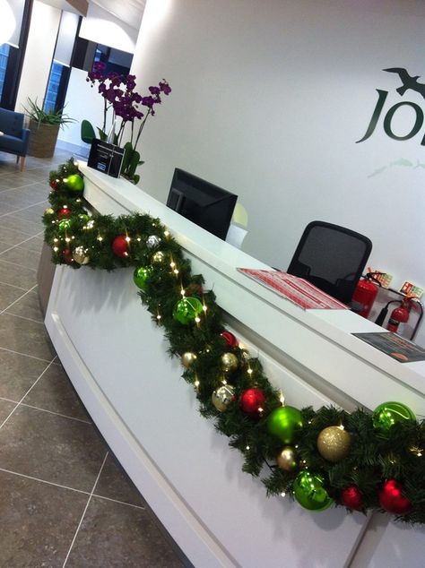 Bank Christmas Decorations, Reception Desk Christmas Decor, Work Desk Christmas Decor, Front Desk Christmas Decorations Office, Office Christmas Decorating Ideas For Work, Salon Christmas Decor, Professional Office Christmas Decor, Lobby Christmas Decorations, Christmas Office Decor