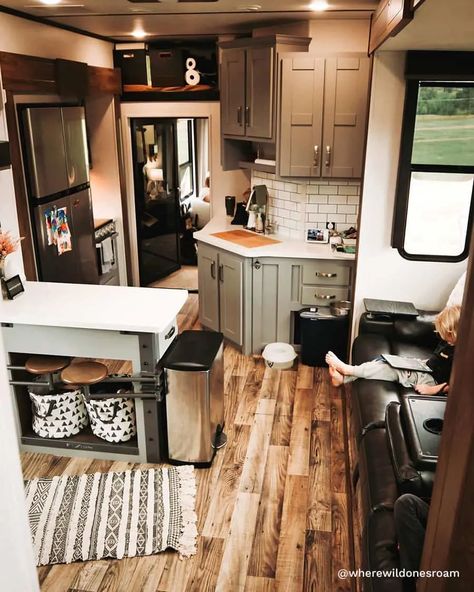 Camper Organization Rv Living, Rv Living Room, Rv Interior Remodel, Camper Interior Design, Tiny House Camper, Trailer Decor, Diy Camper Remodel, Rv Renovations, Rv Hacks