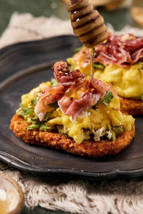 Introducing my Hashbrown Avocado Toast with Prosciutto—a delicious and satisfying breakfast or brunch option. This dish combines crispy hashbrowns, creamy avocado, prosciutto, arugula, and crumbled feta, all perfectly complemented by a drizzle of honey Egg Pizza Breakfast, Prosciutto Recipes, Breakfast Pizza Recipe, Crispy Hashbrowns, Brunch Items, Meal Inspiration, Breakfast Hash, Spicy Honey, Mashed Avocado