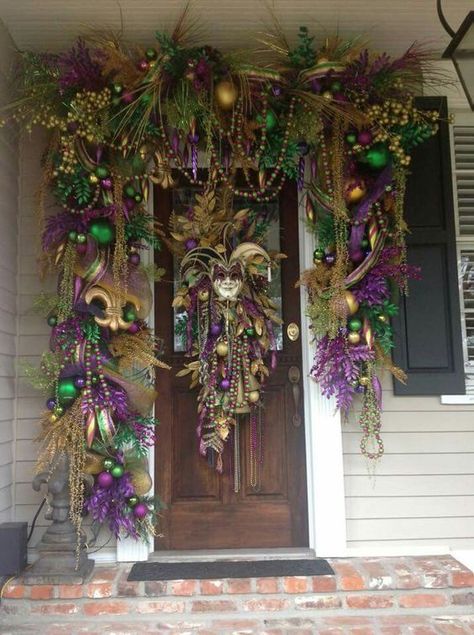 mardi gras porch decor Mardi Gras Diy, Mardi Grad, Madi Gras, Mardi Gras Party Decorations, Mardi Gras Wedding, Front Door Decorations, Mardi Gras Centerpieces, Mardi Gras Crafts, Mardi Gras Food