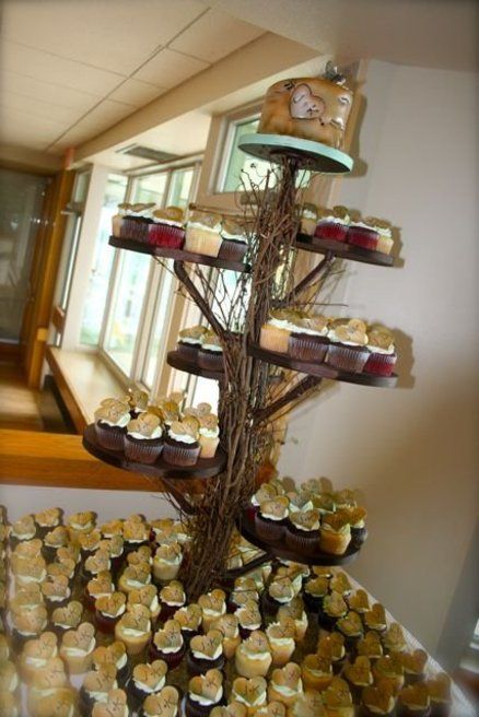 Centerpiece idea Tree Stump Dessert Display, Campaigning Ideas, Tree Wedding Cake Rustic, Wooden Tree Cake Stand, Log Cupcake Stand, Rustic Cake Stand Wood Tree Stumps Wedding Ideas, Cupcake Tree, Summer Cupcakes, Cake And Cupcake Stand