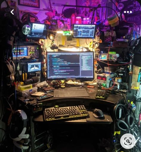 Cyberpunk Office, Hacker Room, Cyberpunk Room, Cyberpunk City, Cyberpunk Aesthetic, Computer Room, Gaming Room Setup, Computer Setup, Gamer Room