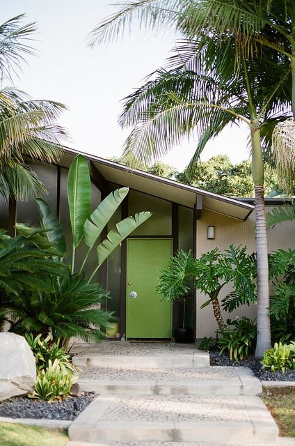 enter here • orange, california • joseph eichler • photo: the analog eye Mid Century Modern Exterior, Mid Century Exterior, Orange California, Eichler Homes, Mid Century Architecture, Green Door, Design Exterior, Mid Century Modern House, Modern Exterior