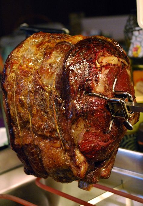 Rotisserie Beef, Prime Rib Rotisserie, Bbq Roast Beef, Bbq Rotisserie, Rolled Roast, Prime Rib Roast Recipe, Cooking Roast Beef, Roast Beef Sandwich, Rib Roast Recipe