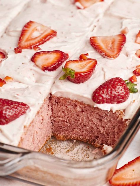 Homemade Cake Frosting, Strawberry Sheet Cake, Strawberry Sheet Cakes, Lemon Cream Cake, Strawberry Things, Strawberry Cream Cheese Frosting, Strawberry Frosting, Sheet Cake Recipes, Sheet Cakes