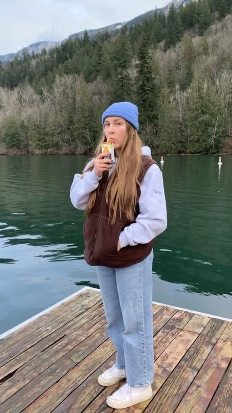 Fall Lake House Outfit, Fall Lake Day Outfit, Colorado Hiking Outfit Winter, Tofino Outfit Fall, Cute Winter Mountain Outfits, Hike Outfits Winter, Outfits For Camping Winter, Winter Outfits For The Mountains, Winter Outfits Alaska