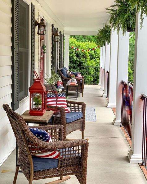 Front Porch Decor Ideas for a Cheerful Fourth of July - Trendy Home Hacks Patriotic Porch Ideas, Fourth Of July Front Porch, 4th Of July Front Porch, 4th Of July Front Porch Decor, Decoration Front Porch, Vintage Door Decor, Patriotic Porch Decor, Porch Seating, Front Porch Seating