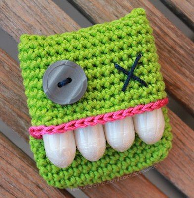 Dotty – for your tampons! Crochet Case, Crochet Monsters, Crochet Bags Purses, Crochet Home, Crochet Accessories, Crochet Gifts, Yarn Crafts, Crochet Crafts, Crocheted Item