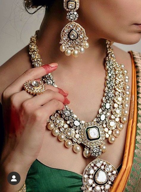 Kundan Jewellery Bridal, Bridal Necklace Designs, Kundan Jewellery Set, Indian Bridal Jewelry Sets, Bridal Jewellery Design, Jewelry Set Design, Diwali Wishes, Diamond Necklace Designs, Polki Necklace