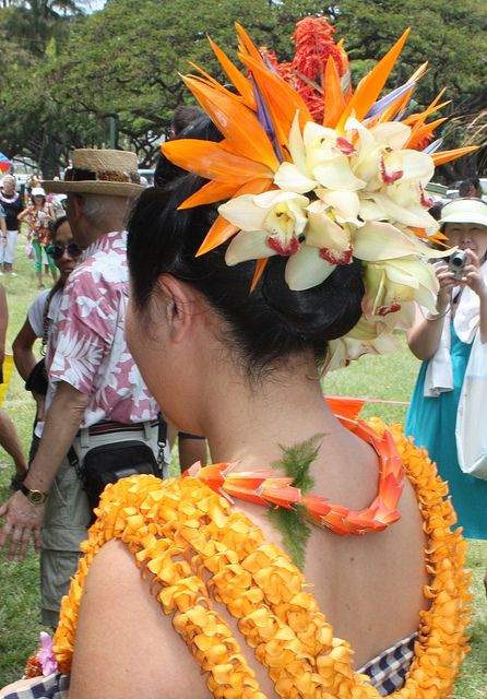 IMG_1892 by U Jay, via Flickr Hawaiian Flower Arrangements, Tahitian Costumes, Hawaiian Flower Hair, Ori Tahiti, Island Hair, Hawaiian Hairstyles, Polynesian Dance, Hawaiian Leis, Competition Hair