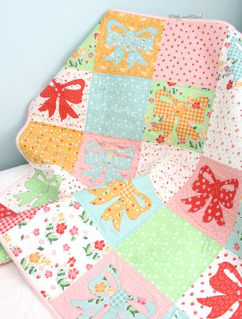 Bow Quilt, Baby Quilts Easy, Strawberry Honey, Fancy Bows, Pretty Quilt, Paper Piecing Quilts, Textile Crafts, Baby Projects