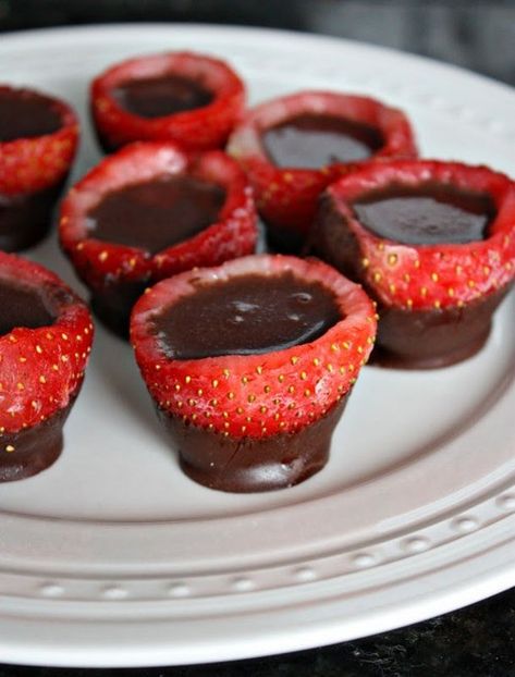 Strawberry cups of chocolate.  This is genius. Strawberry Shots, Dessert Shots, Chocolate Covered Strawberry, Vanilla Vodka, Think Food, Snacks Für Party, Jello Shots, Chocolate Syrup, Covered Strawberries