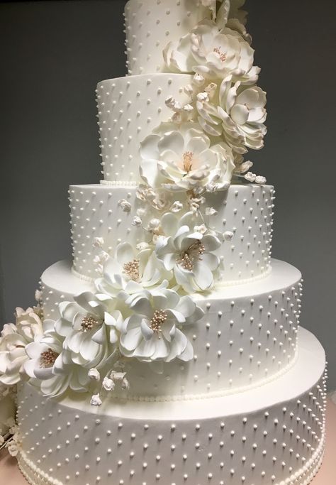 Christian Wedding Cake Designs, Christian Wedding Cake, Christian Wedding Dress, Boutique Cafe, Celebrity Wedding Photos, Ivory Wedding Cake, Backyard Celebration, Cake Piping, Cake Decorating Frosting