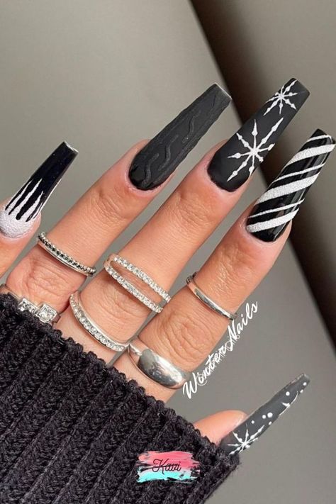 Black Nail Christmas Design, Nails Black Christmas, New Year Christmas Nails, Black Nail Designs Christmas, Black Red Christmas Nails, Black Nails For Christmas, Black New Years Nails Acrylic, Christmas Nails Acrylic Black, Black Christmas Acrylic Nails