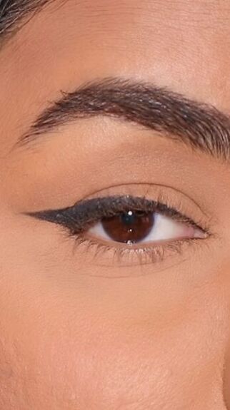 This guide shares an easy wing eyeliner hack. Learn how to do winged eyeliner in this quick and easy post. How To Wing Eyeliner, Easy Wing Eyeliner, Batwing Eyeliner, How To Do Winged Eyeliner, Eyeliner Wing, Witch Eyes, Wing Eyeliner, Makeup Hacks Tutorials, Black Eyeshadow