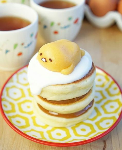 ✨ Pancakes anyone? 😋💛 These fluffy Hottokeki or Japanese hotcakes look so yummy! 🤤 The kawaii Gudetama on top is making them more irresistible! 😻 🤗 🍳 📸: Mitsuwa Marketplace⁠ Carrd Png, Kawaii Dessert, Lazy Weekend, Kawaii Cooking, Cute Baking, Cute Snacks, Cute Food Art, Kawaii Food, Cute Desserts