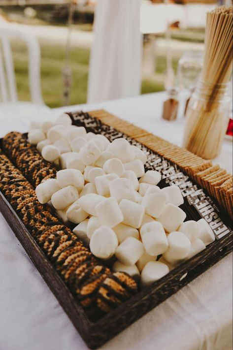 Western Smores Bar, Smores Table Wedding Fire Pits, Wedding Marshmallow Station, Best Foods For Wedding Reception, Outdoor Smores Bar Party, Boho Smores Bar, Winter Wedding Snack Bar, S’mores Wedding Station, Smores Bar Camping