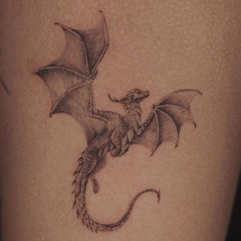 Women Upper Body Tattoos, Got Dragon Tattoo For Women, Micro Realism Dragon Tattoo, Small Realistic Dragon Tattoo, Single Needle Tattoo Ideas For Men, Father Daughter Dragon Tattoos, Upper Arm Dragon Tattoos For Women, Sitting Dragon Tattoo, Upper Back Dragon Tattoo