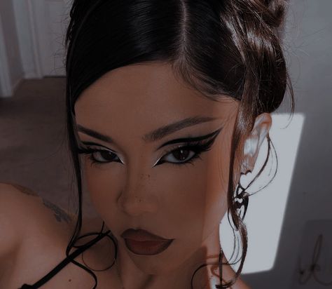 Dark Black Makeup Looks, Hot Dark Makeup, Black Angel Makeup Ideas, Dark Make Up Looks Aesthetic, Black Makeup For Halloween, Dark Angel Costume Makeup, Dark Angel Makeup Look, Spy Makeup, Black Dress Makeup Ideas