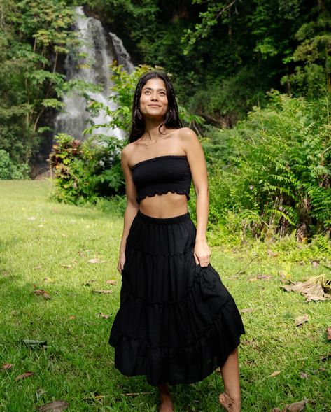 frolicking through the mud in a flowy skirt is what I call living Short Flowy Skirt Outfit, Black Flowy Skirt Outfit, Long Flowy Skirt Outfit, Skirt Outfit Plus Size, Short Flowy Skirt, Flowy Skirt Outfit, Black Flowy Skirt, Long Flowy Skirt, Outfit Plus Size