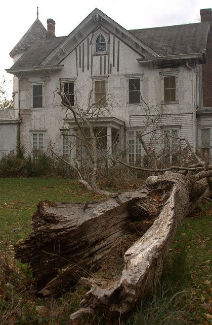 Bayport, NY.........MUST BE ABANDONED BY NOW.........ccp Mansion Homes, Old Abandoned Buildings, Abandoned Property, Creepy Houses, If Walls Could Talk, Old Abandoned Houses, Creepy Places, Spooky Places, Abandoned Homes