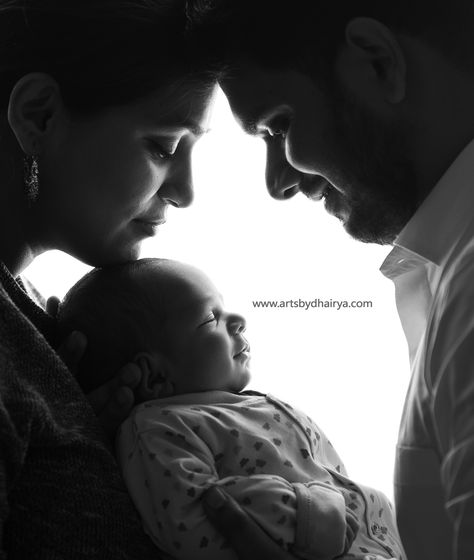 Newborn Baby Family Photos, Baby With Parents Photography, Baby And Parents Photography, Sleeping Baby Pictures, Feeding Newborn, Parents Photography, Photo Bb, Baby Photography Poses, Mother Baby Photography