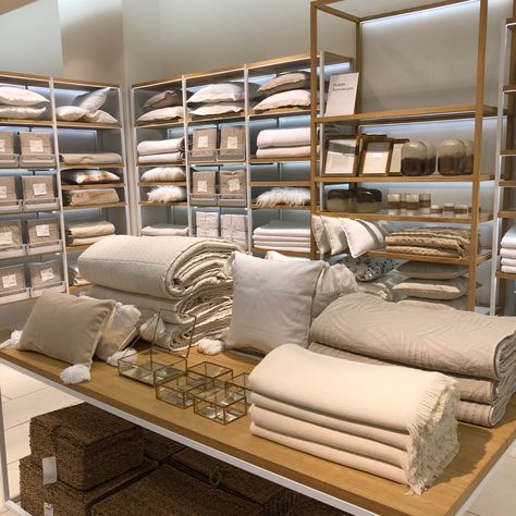 Blanket Display Ideas Retail, Pillow Display Retail, Showroom Decor, Retail Design Display, Retail Space Design, Store Design Boutique, Retail Interior Design, Retail Store Interior, Showroom Interior Design