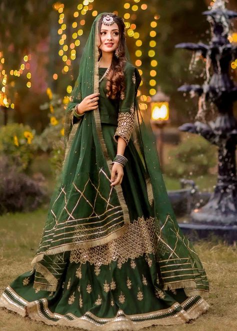 Mendhi Dress Bride, Mehndi Lehnga Designs Pakistani, Green Colour Dress For Mehndi, Bride Mehndi Outfit, Mehndi Bridal Outfit, Mehndi Bridal Dress, Mehndi Outfit For Bride, Mehndi Outfit Bridal, Bridal Dresses Pakistani