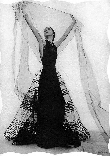 Vionnet 1930s, Madeline Vionnet, 1930s Party, Detail Couture, Madeleine Vionnet, Glamour Vintage, 30s Fashion, Look Retro, Vintage Fashion Photography