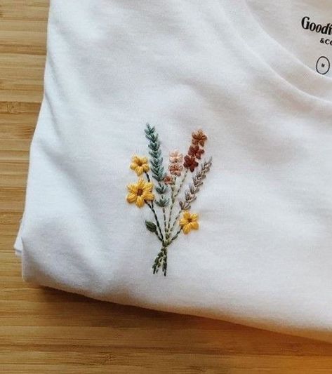 T Shirt Pocket Embroidery Ideas, Embroidery On Plain Tshirt, How To Back Embroidery On Clothes, Hand Embroidery Designs For Shirts, Easy Clothing Embroidery, Simple Animal Embroidery Designs, Flower Embroidery Tshirt, Embroidery Patterns Tshirt, Embordery Shirt Ideas