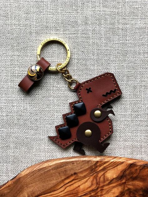 Halloween Acrylic Nails, Leather Key Holder, Leather Jewellery, Leather Diy Crafts, Leather Crafts, Leather Keyring, Fabric Book, Fun Diy Crafts, Leather Key