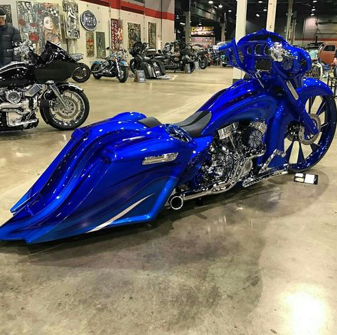 This is the wickedest blue I have ever seen. I love it! Custom Street Glide, Harley Bagger, Custom Motorcycles Harley, Bagger Motorcycle, Harley Davidson Baggers, Motorcycle Paint Jobs, Custom Street Bikes, Custom Baggers, Motorcycle Painting