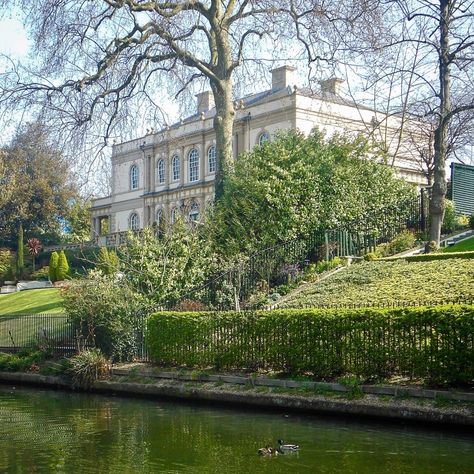 Mansions on the edge of Regent's Canal Posh London Aesthetic, Regents University London, Houses In London, Posh Houses, Regents Park London, London Parks, Camden Lock, University Aesthetic, Regents Canal