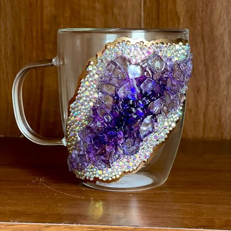 Geode Wine Glasses, Resin Coffee Cups, Geode Mug, Resin Mugs, Coffee Mug Art, Seni Resin, Crystal Room, Resin Geode, Pretty Coffee