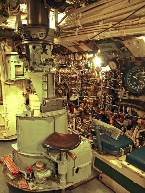 Royal Navy Submarine, German Submarines, Life Under The Sea, Row Boats, Control Room, Places To Explore, Naval History, Boat Plans, Navy Ships