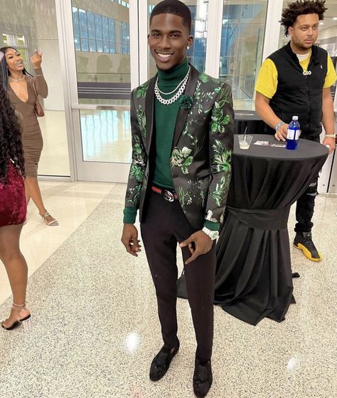 Rapper Formal Outfit, Prom For Boys Outfits, Senior Prom Men Outfit, Black Men Easter Outfit, Prom Suits For Men Unique Green, Senior Prom Suits For Men, Green Tuxedo For Men Prom, Prom Suit Colors, High School Prom Outfits For Guys Black